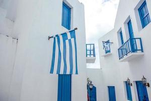 griechische flagge an der wand in griechenland weißes traditionelles haus foto