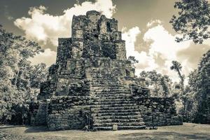 alte Maya-Stätte mit Tempelruinen Pyramidenartefakten Muyil Mexiko. foto