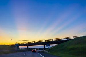 Fahrt durch Schweden bei einem wunderschönen bunten Sonnenaufgang Sonnenuntergang. foto