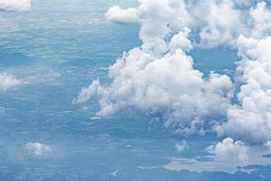 fliegen über den wolken über die landschaft von thailand. foto