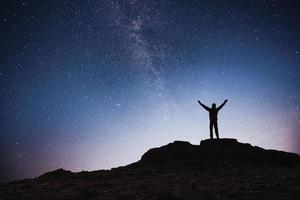 Silhouette junger Mann Hintergrund der Milchstraße auf einem hellen Stern dunkler Himmel Ton foto