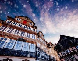 Fassade eines Gebäudes mit Fenstern. charmante stadt in deutschland während eines schneesturms. Bokeh-Lichteffekt, weicher Filter. kleines Venedig foto
