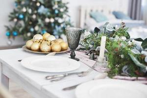 Tisch serviert für Weihnachtsessen im Wohnzimmer, Nahaufnahme foto