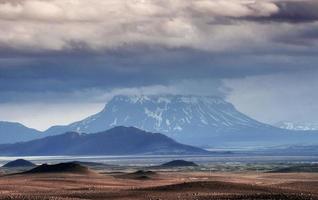 schöne landschaft der berge in island mit vulkan im hintergrund foto