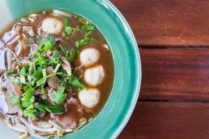 Schüssel scharfe thailändische Schweinefleischnudelsuppe foto