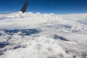 blauer Himmel mit Wolken im Flugzeug foto