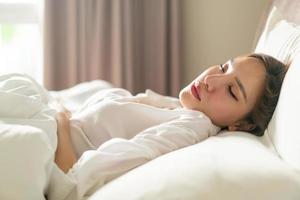 Porträt schöne Frau schläft auf dem Bett foto