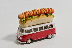 Vintage Food Truck Van Spielzeugminiatur mit Hot Dog foto