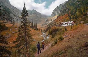 Malaiesti Chalet und Tal an einem Herbsttag foto