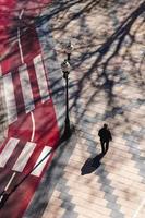 leute, die auf der straße in bilbao city, spanien, reiseziel gehen foto