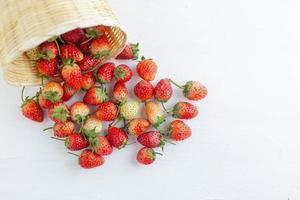 frische Erdbeeren in einem Korb auf weißem Hintergrund foto