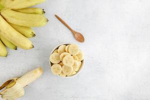 frische Bananenscheiben in einer Schüssel foto