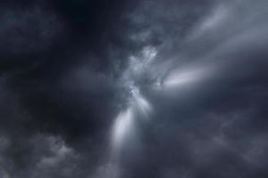 schöner Sturmhimmel mit Wolken, Apokalypse. Gewitterwolken, die sich vor einem möglichen Sturm aufbauen. Dunkle, winzige Regenwolken versprechen Regen. foto