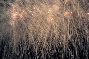 explosives Feuerwerk mit einem Funkenregen. feuerwerk während eines festivals in sizilien im mittelmeer. schönes helles feuerwerk, das die nacht erhellt. foto