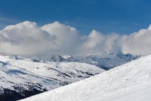 Berge in den Pyrenäen in Andorra im Winter mit viel Schnee foto