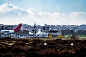 Kontrollturm und Parkplatz des Flughafens Bournemouth foto