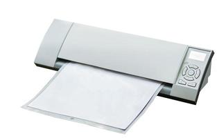 Schneideplotter. Papierschneidemaschine für Sammelalbum isoliert auf weißem Hintergrund. Bastelzubehör mit Klebepad foto