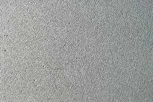 Schaumbetonsteinwand als Hintergrund grau. leichtbauziegel isoliert auf weiss. leichter geschäumter gipsblock isoliert auf weiß. foto