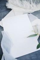 leerer Papierkopierraum. Rahmen mit Blumen. Seidenschleife. grauer Hintergrund. einfacher Blumenstrauß. Grußkarte. foto