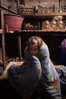 ukrainisches Mädchen sucht Schutz in ihrem Keller. Krieg beenden foto