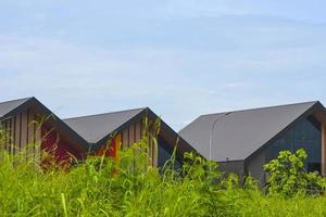 summarecon, bekasi, west java, indonesien, 5. märz 2022. tropische dächer auf gewerblich genutzten gebäuden foto