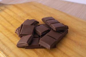 Schokoladenstücke auf einem Teller