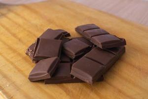 Schokoladenstücke auf einem Teller foto