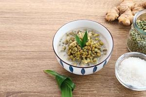 Mungobohnenbrei oder Bubur Kacang Hijau, indonesischer Dessertbrei aus Mungobohnen mit Kokosmilch, Pandanblatt und Ingwer. in Schale serviert. foto