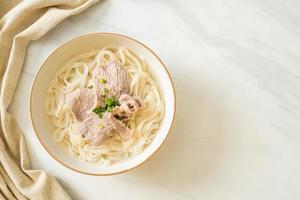 Udon-Nudeln mit Schweinefleisch in klarer Suppe foto