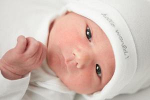 gesicht baby in einem weißen hut foto