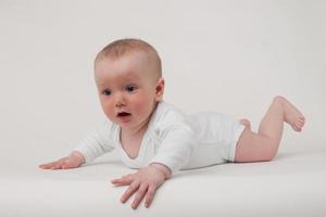 Baby auf weißem Hintergrund foto