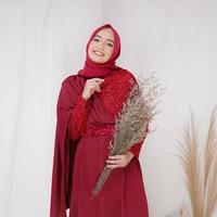 Schönes islamisches weibliches Modell mit Hijab-Mode, einem modernen Lifestyle-Outfit für muslimische Frauen. Konzept ein Hochzeitskleid, Schönheit oder Eidul Fitri. ein asiatisches Mädchenmodell mit Hijab bei einem Indoor-Fotoshooting foto