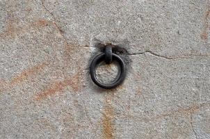 Ring an der Wand zum Anbringen einer Kette foto