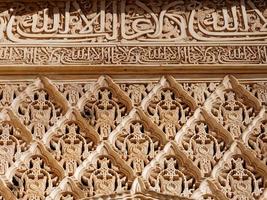 Detail der filigranen Wände hautnah. detaillierte Handarbeit der maurischen Architektur. Reisen Sie durch die Zeit und entdecken Sie die Geschichte. historisches Ziel. schöner Hintergrund und Texturen. foto