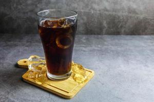 schwarzes Erfrischungsgetränk in einem Glas foto
