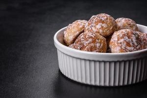 Leckere hausgemachte Lebkuchenplätzchen auf dunklem Betontisch foto