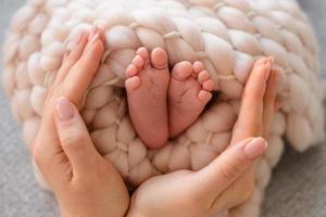 kleine schöne beine eines neugeborenen in den ersten lebenstagen foto