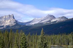 die majestätischen kanadischen rockies unter einem blauen wolkengefüllten himmel foto