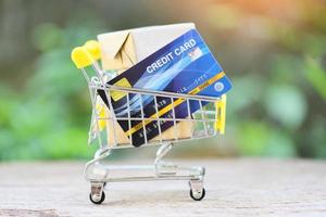 Online-Zahlung Kreditkarte und Paketboxen im Warenkorb - Online-Shopping-Technologie und Kreditkartenzahlungskonzept foto