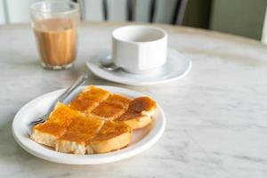 Vanillepudding mit geröstetem Brot foto