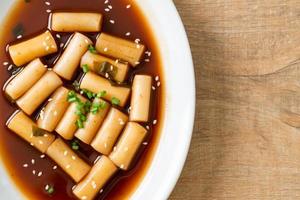 würziger jjajang tteokbokki oder koreanischer reiskuchen in würziger schwarzer bohnensauce foto