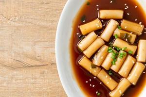 würziger jjajang tteokbokki oder koreanischer reiskuchen in würziger schwarzer bohnensauce foto