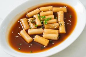 würziger jjajang tteokbokki oder koreanischer reiskuchen in würziger schwarzer bohnensauce foto