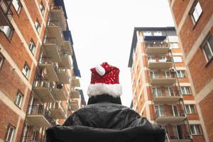 Person mit Weihnachtsmütze auf der Straße foto