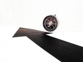 Kompass und schwarze Pfeilsymbole auf weißem Hintergrund. foto