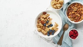 Joghurt mit Müsli. Frühstück, gesunde Ernährung mit Haferflocken, Nüssen foto