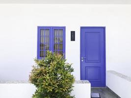 Haustür und Veranda einer Außenansicht eines blauen Stadthauses foto