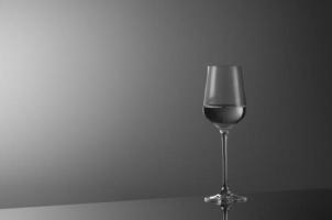 ein Glas Wein auf hellgrauem Hintergrund foto