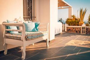 sommerreise urlaubslandschaft. stadt oia auf der insel santorini, griechenland. Traditionelle und berühmte dekorative weiße Häuser mit blauen Details und Blumen über der Caldera, Ägäis. foto