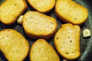 hausgemachtes Brot mit frischen Zutaten foto